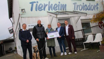 Pressefoto Merkur Group_Spendenübergabe Rhein Fire