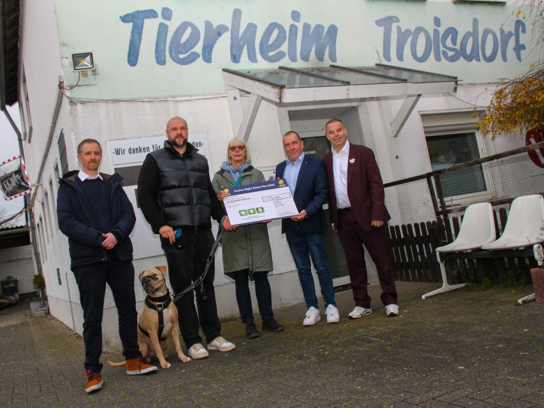 Pressefoto Merkur Group_Spendenübergabe Rhein Fire