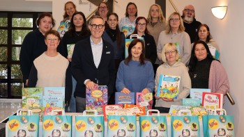 2026-03-04 Pressefoto Merkur Group_Bücherspende