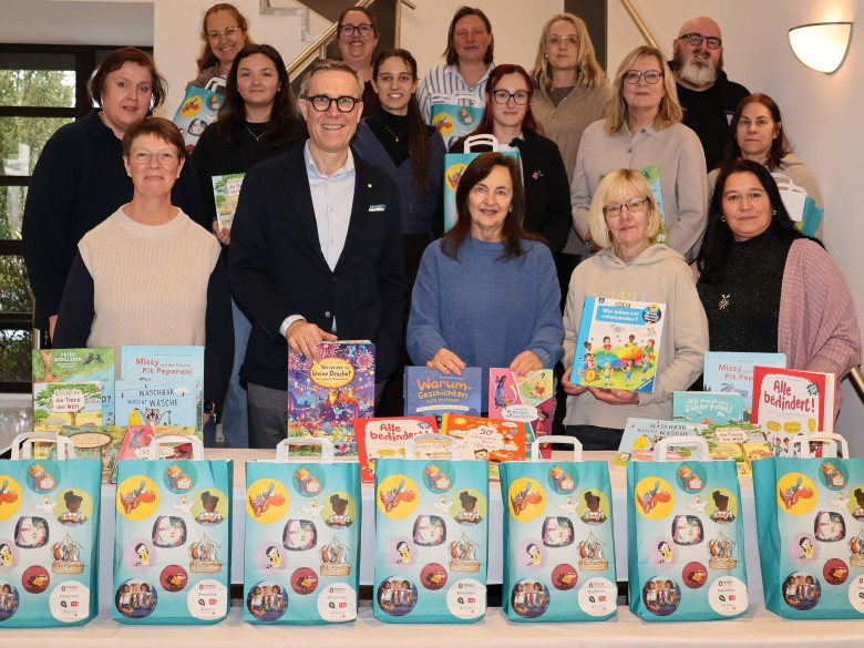 2026-03-04 Pressefoto Merkur Group_Bücherspende