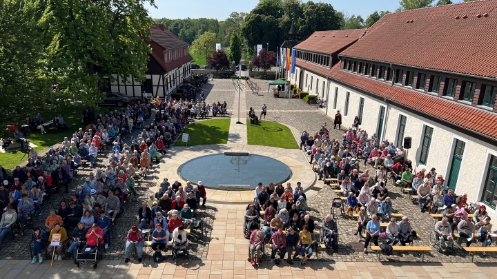 Inklusiver Open-Air-Gottesdienst auf Schloss Benkhausen