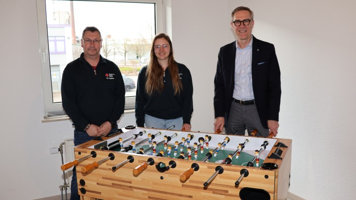 Paul und Karin Gauselmann-Stiftung spendet Kicker an DRK Ortsverein Hüllhorst