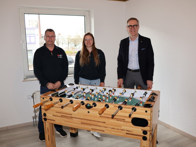 Pressefoto Merkur Group_Spendenübergabe Kickertisch_DRK Ortsverein Hüllhorst