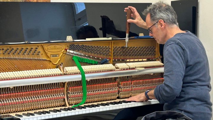 Bürgerverein übergibt Klavier an Schloss Benkhausen