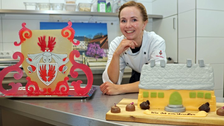 Kuchen-Königin fertigt zuckersüßes Schloss Benkhausen 