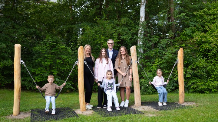 Paul und Karin Gauselmann-Stiftung spendet Schaukel an Kita Brummkreisel