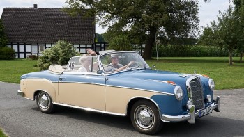 01_Christa u. Heiner Rosengarten Mercedes 220 S Cabrio (1957)
