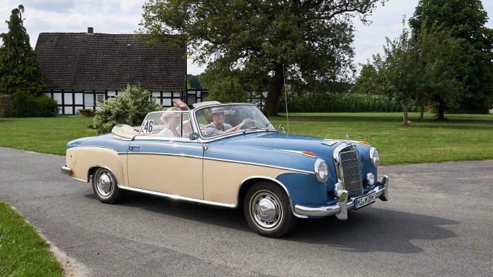 Legendäre Oldtimer machen Station auf Schloss Benkhausen