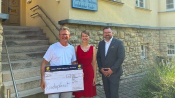 Pressefoto Merkur Group_Spendenübergabe Halle