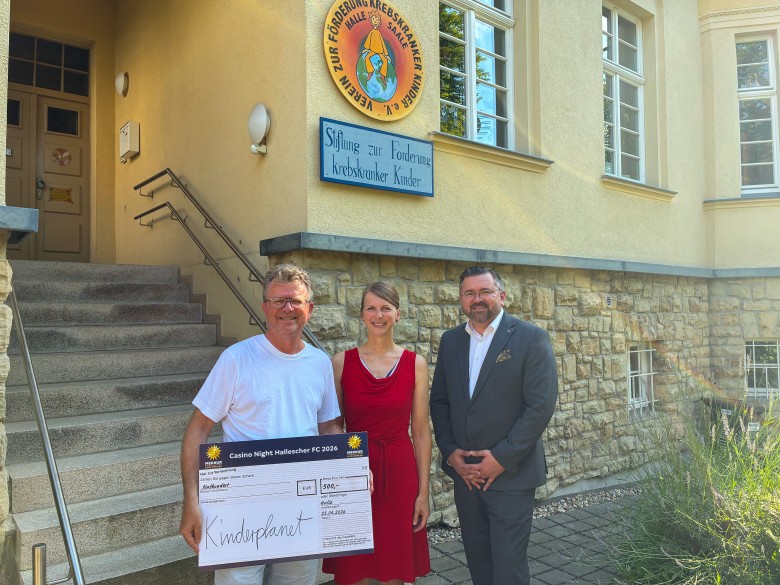 Pressefoto Merkur Group_Spendenübergabe Halle
